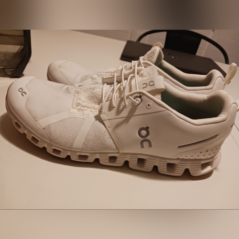 Men white ON Cloud sneakers size 11.5